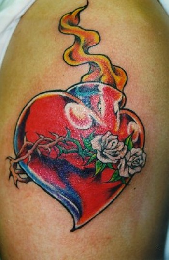 Tatuaje del sagrado corazón con fuego y entrelazado con unas rosas