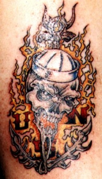 Tatuaje de una calavera entre llamas