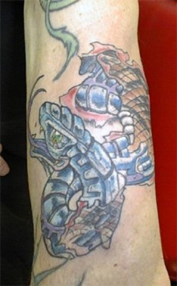 Tatuaje de una serpiente metalizada, cambiando de piel