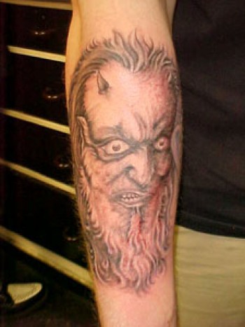 Tatuaje de un demonio barbudo
