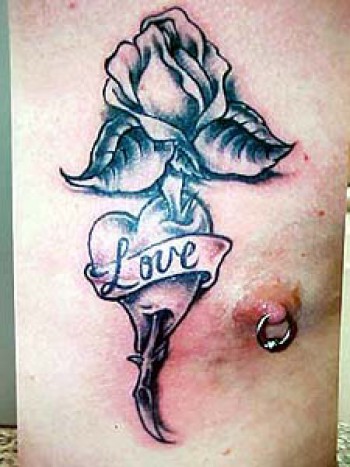 Tattoo de un corazón atravesado por una rosa, con la etiqueta de  Love
