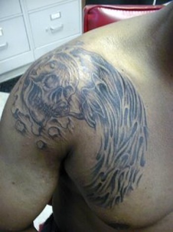 Tatuaje de una calavera en el hombro