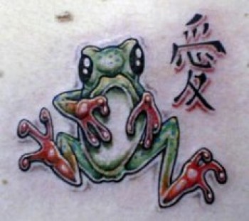 Tatuaje de una rana y un kanji
