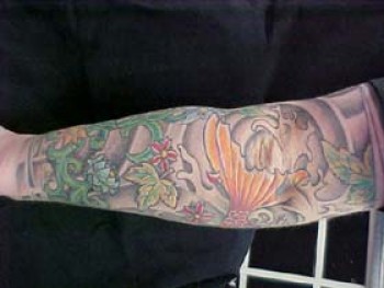 Tatuaje en el brazo de agua con plantas flotando y una carpa nadando