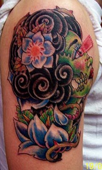 Tatuaje de una calavera méxicana y algunas flores