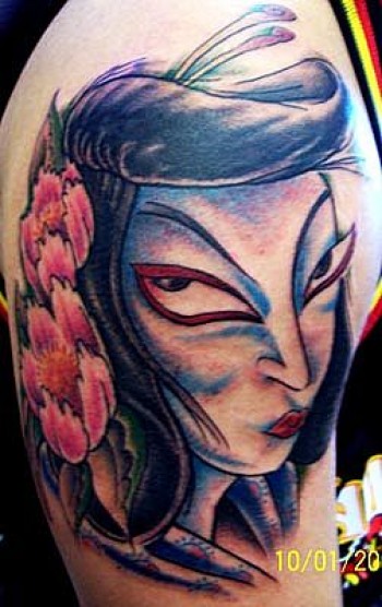 Tatuaje de una chica con flores en el pelo
