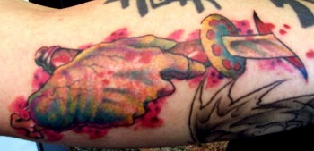 Tatuaje de mano acuchillando a la piel