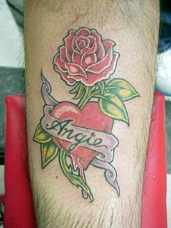 Tatuaje de una corazón, con una rosa y una etiqueta para el nombre