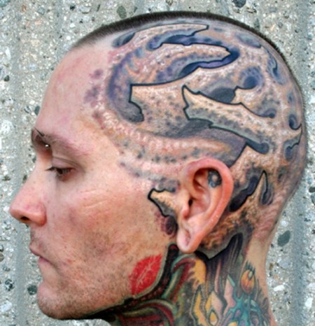 Tatuaje en la cabeza de piel extraterrestre