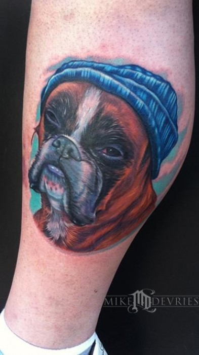 Tatuaje de un perro con gorro