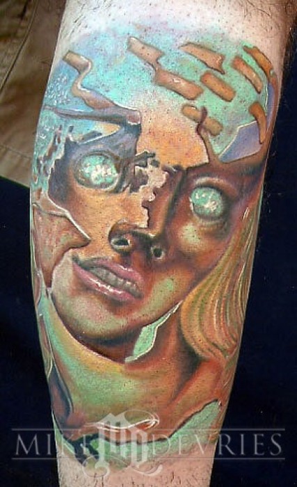 Tatuaje de una cara descomponiendose inspirado en Dalí