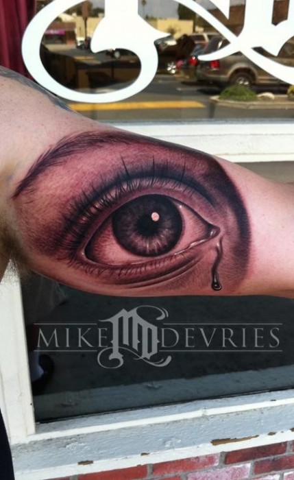 Tatuaje de un ojo llorando