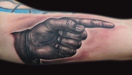 Tatuaje de una mano señalando