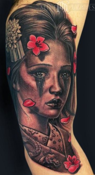 Tatuaje de una geisha de mirada llorosa