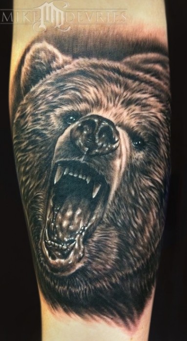 Tatuaje de un oso gruñendo