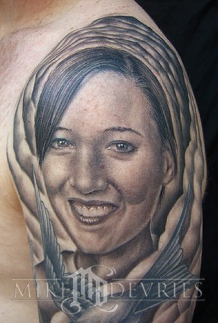Tatuaje de una cara de mujer en el cielo