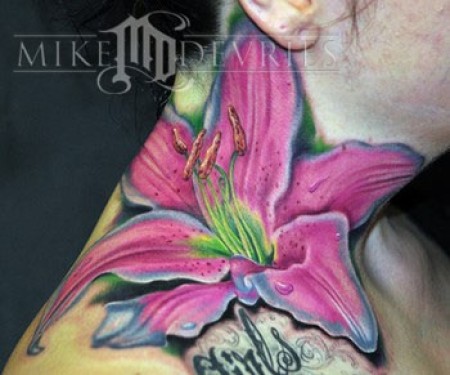 Tatuaje de una flor grande en el cuello