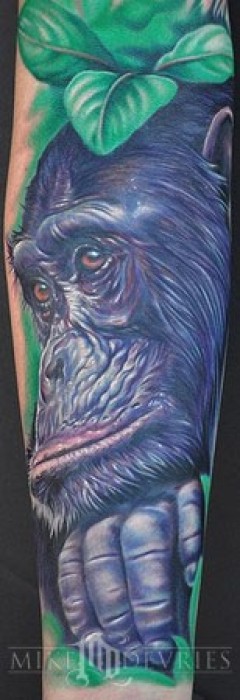 Tatuaje de un mono entre plantas