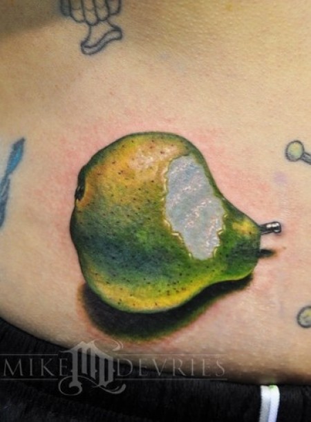 Tatuaje de una pera mordida
