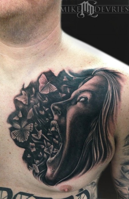 Tatuaje de una persona chillando y soltando mariposas por la boca
