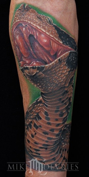 Tatuaje de una serpiente atacando