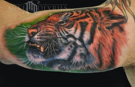 Tatuaje de un tigre de aspecto feroz
