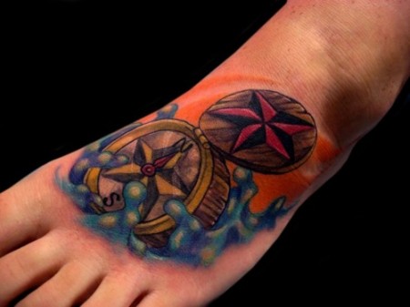 Tatuaje de un brújula en el pie