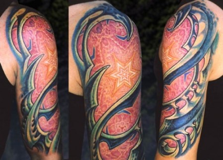 Tatuaje de una coraza alienigena para el brazo