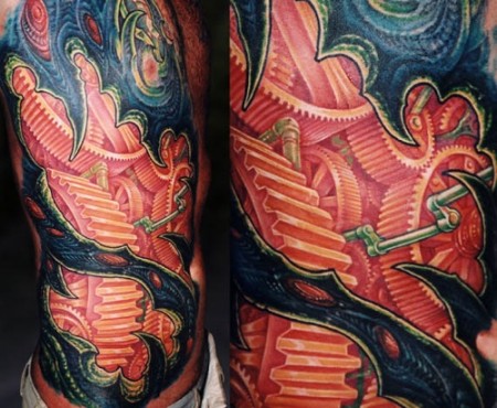 Tatuaje de engranajes dentro de piel alienígena