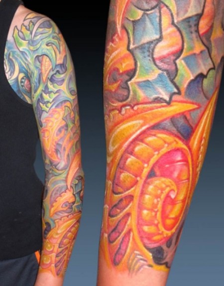 Tatuaje de una funda futurista o alienígena para brazo