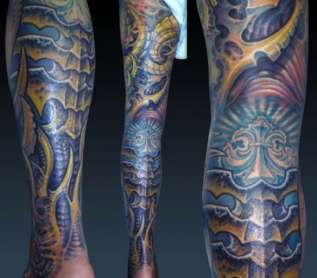Tatuaje de una funda de piel alienígena para la pierna