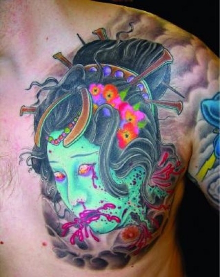 Tatuaje de la cabeza cortada de una geisha