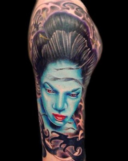 Tatuaje de una geisha con cara maligna