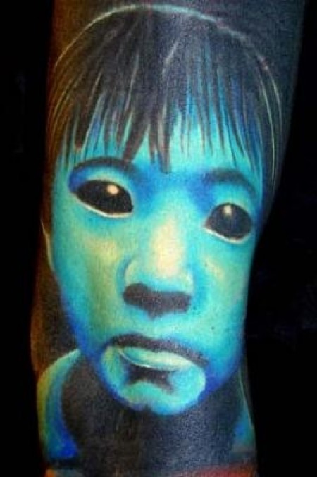 Tatuaje de una cara que causa terror