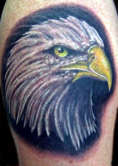 Tatuaje de una cabeza de águila