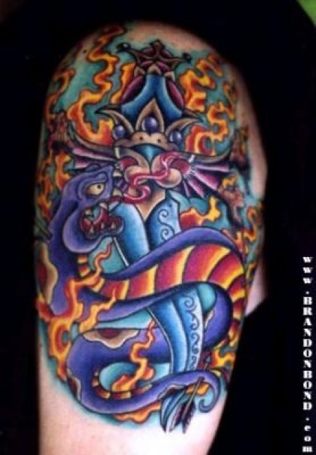Tatuaje de una serpiente en llamas enroscada a una daga