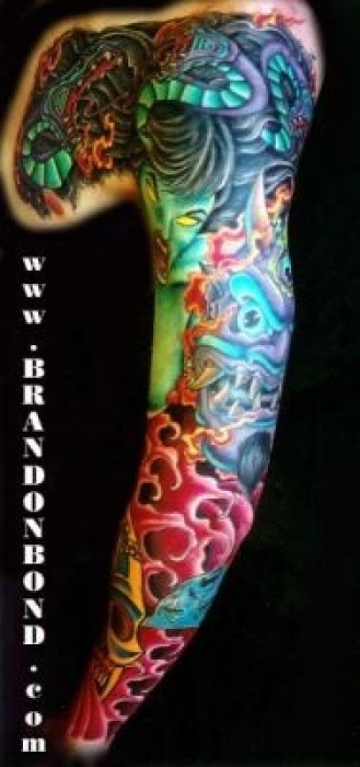 Tatuaje de serpientes y monstruos japoneses en el brazo