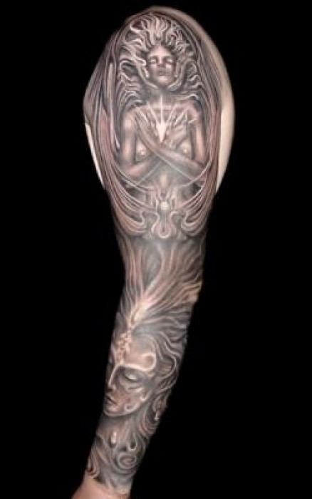 Tatuaje de series fantasmales en el brazo