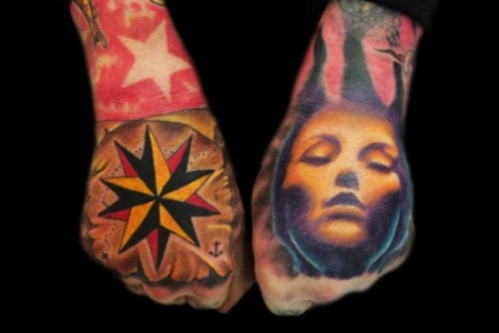 Tatuaje de un mapa con una estrella y una cara en las manos