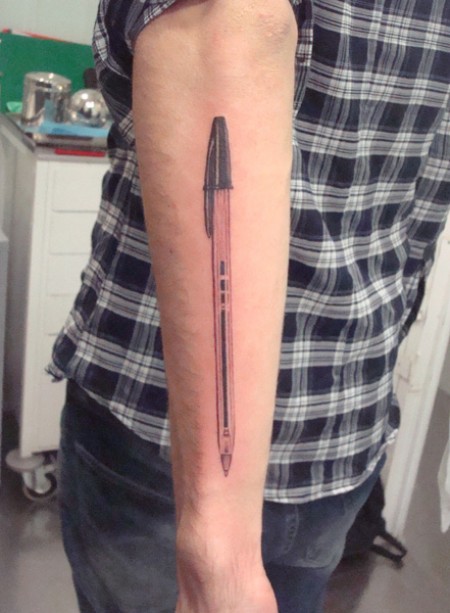 Tatuaje de un bolígrafo en el antebrazo