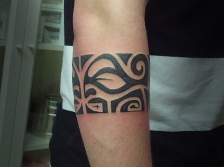 Brazalete maorí en el antebrazo