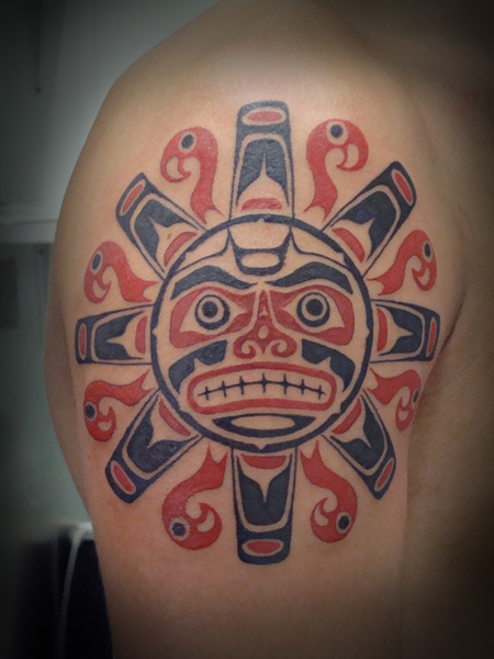 Tatuaje de un sol maya