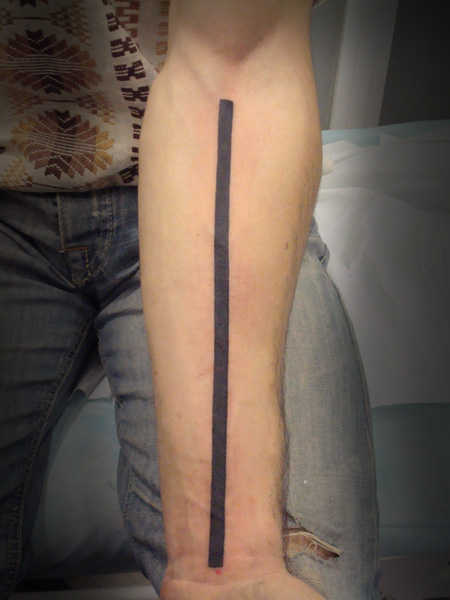Tatuaje de una línea en el antebrazo