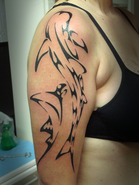 Tatuaje de un tiburón y una manta estilo maorí