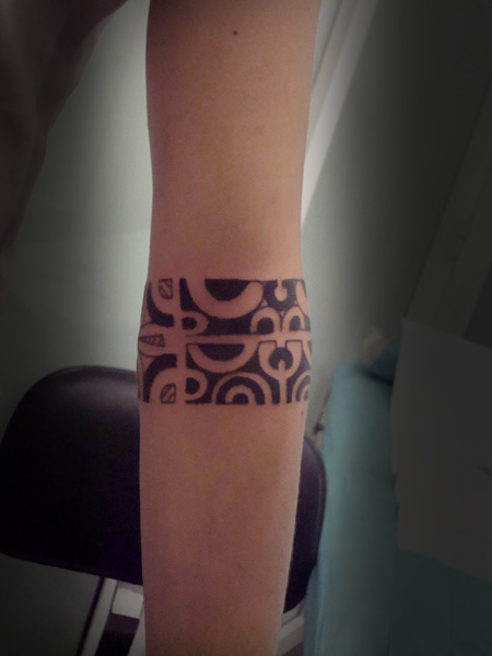 Tatuaje de un brazalete de temática maorí