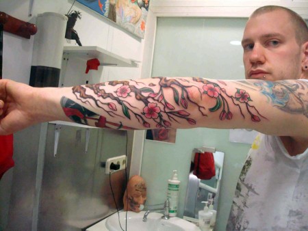 Tatuaje de un árbol florido en el antebrazo