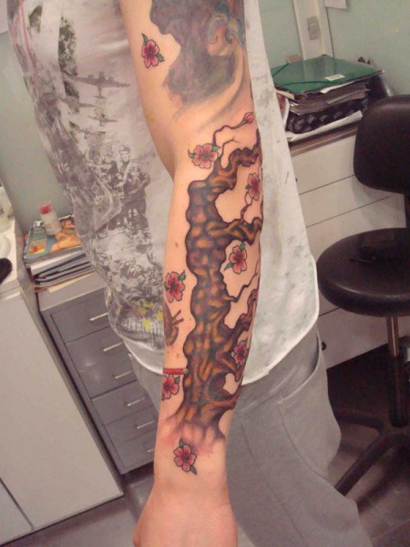Tatuaje de una rama de árbol con flores