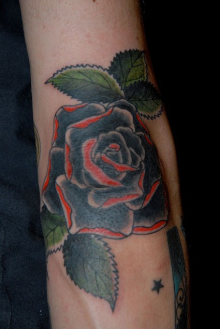 Tatuaje de una rosa con sus hojas