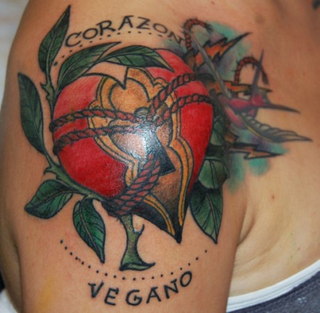 Tatuaje de un corazón con cerrojo entre plantas