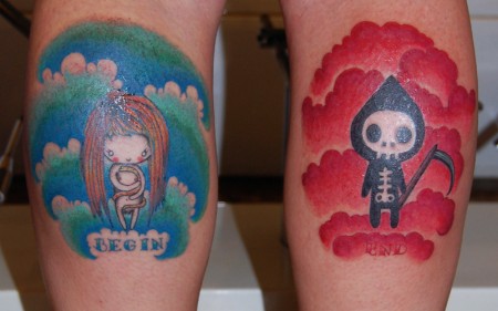 Tatuaje de dos muñequitos representando Eva y la muerte